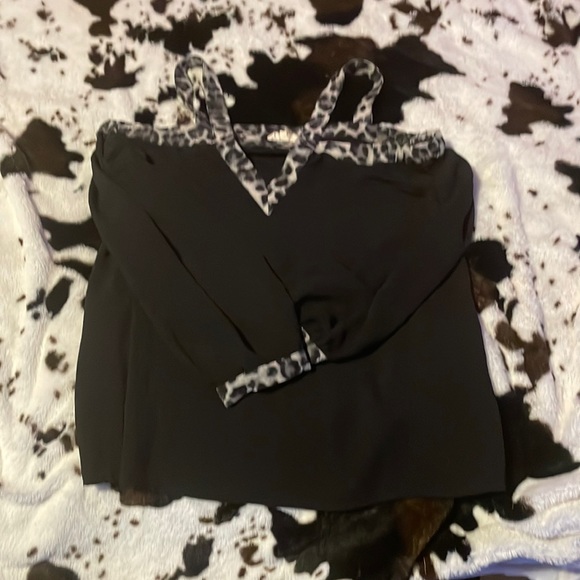 a shoulder less long sleeve shirt - Picture 1 of 2